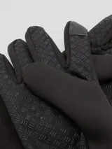 Guantes negros de poliéster con logo blanco en la muñeca.
