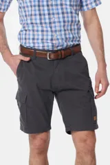 Bermuda cargo color beige con bolsillos laterales y traseros. Se ajusta a la cintura con cinturón de cuero marrón.