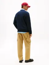 Buzo de algodón orgánico color azul marino con cuello redondo y terminaciones acanaladas. Presenta un gran logo gráfico de Tommy Hilfiger con el texto "Heritage & Excellence" y la inscripción romana "MCMLXXXV" en blanco en el frente.