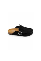 Zueco estilo mocasín negro con acabado efecto gamuza, detalle de hebilla metálica lateral y costuras visibles en el contorno. Cuenta con plantilla anatómica y suela baja.