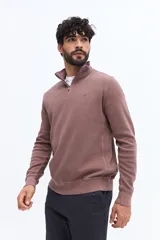 Buzo de algodón color azul marino con medio cierre frontal y cuello alto. Presenta un pequeño logo bordado en el pecho.