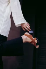 Sandalias de cuero color marrón y negro, con tiras cruzadas y taco de 6 cm.