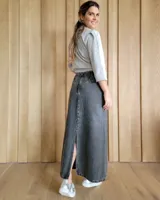 Pollera larga de denim con corte recto, diseño de cinco bolsillos y costuras verticales decorativas.