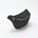 Riñonera negra de pana con cierre dorado.
