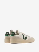 Championes Veja modelo V-90, color blanco hueso con logo lateral en verde oscuro y refuerzo en el talón en verde oscuro.