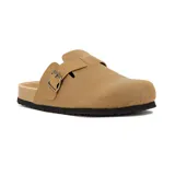 Zueco de cuero color camel con una tira ajustable con hebilla metálica y suela de goma.