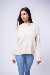 Sweater de punto con cuello redondo, manga larga y calce relajado. Presenta puños y ruedo acanalados.