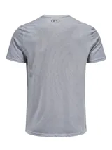 Remera deportiva de manga corta Under Armour, confeccionada en tejido de punto suave con ventilación de malla integrada y diseño sin costuras para reducir la fricción. Presenta un patrón geométrico sutil en toda la prenda y el logo de la marca en el pecho.