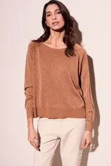 Sweater de punto con acabado brillante, color camel, de cuello redondo y manga larga con puños ajustados.