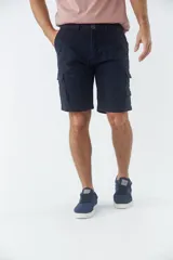 Bermuda cargo de corte recto en color azul marino, con bolsillos laterales tipo cargo, cierre de cremallera y botón frontal, y pasacintos en la cintura.