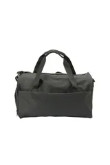 Bolso tipo Duffle color negro, confeccionado en PVC y poliéster, con doble asa de mano y bolsillos laterales.