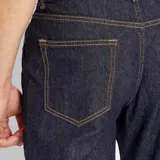 Pantalón de jean de corte recto, color azul oscuro, con bolsillos delanteros y traseros, y terminación con dobladillo.