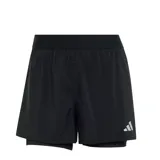 Short deportivo Adidas de running, color negro, con diseño de doble capa, cintura elástica ancha y logo de la marca estampado en el lateral.