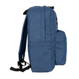 Mochila negra de estilo clásico con compartimento principal amplio, bolsillo frontal con cierre y bolsillos laterales. Incluye división interna para notebook.