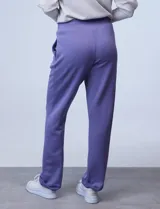 Pantalón jogger negro de tejido soft, marca Nanette. Tiene pretina ancha elastizada con lazo de ajuste, pinzas delanteras, bolsillos laterales, modelo recto con dobladillo.