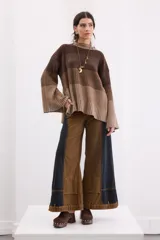 Sweater de punto con diseño de franjas horizontales en degradé de tonos marrones. Presenta cuello redondo a la base, corte recto relajado y mangas largas amplias con tajos laterales.