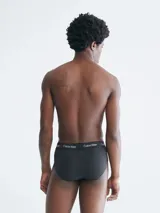 Pack de tres slips de algodón elástico con cintura elástica distintiva de la marca con el logo estampado. Diseño de talle medio y corte hip brief.