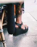 Sandalias de cuero color marrón chocolate con plataforma y taco corrido. Tira ancha sobre los dedos y tira al tobillo con hebilla dorada.