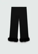 Pantalón de tiro medio y diseño crop recto, confeccionado en tejido fluido con detalle de plumas de pavo en el ruedo.