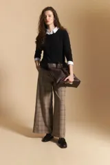 Cardigan negro de tejido suave y liviano, con cierre frontal abotonado y cuello redondo.