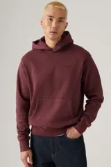 Hoodie color bordó con logo "Levi's" bordado en el pecho, capucha con cordón ajustable, bolsillo canguro y puños y dobladillo acanalados.