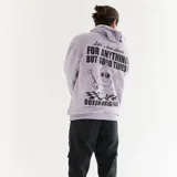 Canguro lila con capucha, de algodón extra suave y corte oversize. Estampado en la espalda con la frase "Life's too short for anything but good times" y un personaje de caricatura.