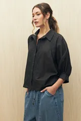 Camisa color beige con bordados florales, cuello clásico, cierre con botones y mangas 3/4 abullonadas.