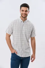 Camisa de manga corta a cuadros en tonos claros con cuello abotonado y cierre frontal de botones.