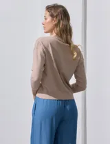 Cárdigan negro tejido en hilado fino con escote en V y un botón.