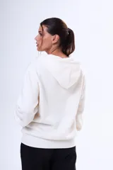 Buzo con capucha y cierre frontal completo, confeccionado en felpa suave, con bolsillos tipo canguro y cordones ajustables en la capucha.