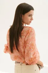 Camisa color coral con estampado floral, cuello mao y mangas 3/4 con volados.