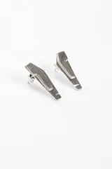 Par de aros plateados con diseño geométrico.