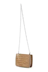 Bandolera color marrón con textura símil cuero de cocodrilo, cierre superior y correa larga de cadena plateada.