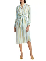 Vestido camisero midi celeste con rayas verticales blancas y amarillas, de manga larga con puños abotonados y lazo ajustable en la cintura.