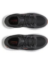 Championes de running Under Armour Charged Versurge, color negro con detalles en naranja. Presentan una parte superior de malla con revestimientos de gamuza sintética, mediasuela Charged Cushioning para mayor amortiguación y suela de goma resistente.