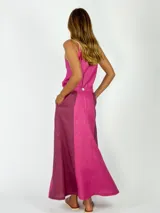 Pollera larga de lino color fucsia con paneles laterales en color borgoña y bolsillos laterales.