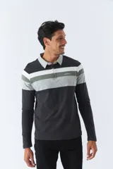 Remera polo de manga larga con diseño a rayas horizontales en tonos negro, gris y blanco. Logo de la marca Mistral bordado en el pecho.