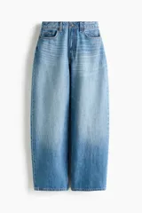 Jeans de denim rígido de algodón en color celeste con lavado deslavado. Presentan diseño de tiro alto, 5 bolsillos, cierre de cremallera y botón, y corte holgado tipo baggy con pierna recta y amplia desde el muslo hasta el dobladillo.