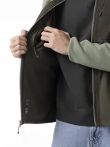 Campera polar Merrell bicolor en tonos verde militar y marrón, con cierre frontal completo, cuello alto y bolsillo en el pecho con cierre.