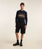 Suéter de punto Marfinno con cuello redondo y mangas largas. Presenta un diseño de rayas horizontales en tonos marrones y beige sobre una base de color marrón oscuro.