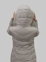 Campera puffer color gris, con cuello alto y capucha desmontable. Cierre frontal con cremallera y bolsillos laterales con cierre. Diseño acolchado y detalles distintivos de Calvin Klein.