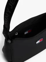 Cartera de hombro tipo baguette de Tommy Jeans, color negro, con cierre de cremallera y correa ajustable de tejido trenzado. Presenta el parche distintivo de la marca en la parte frontal.