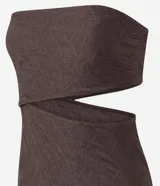 Vestido midi de Blue Steel color marrón, con textura en relieve, escote strapless, diseño ajustado al cuerpo con recorte cut out lateral en la cintura y tajo en la falda.