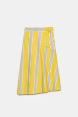 Falda midi tipo pareo de tiro medio, confeccionada en algodón con diseño de rayas verticales en tonos amarillo, gris y blanco. Presenta un bajo asimétrico y cierre lateral con lazada.