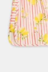 Shorts de tiro medio con cintura elástica, estampado a rayas verticales rojas y blancas con limones estampados.