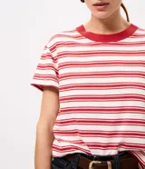 Remera femenina Marfinno de manga corta, confeccionada en mezcla de algodón y poliéster. Presenta un diseño de rayas horizontales, cuello redondo acanalado en color rojo y corte recto.