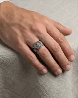 Anillo de plata con acabado empavonado, presenta un diseño circular grabado con la imagen de la Virgen Milagrosa y detalles ornamentales en los laterales.
