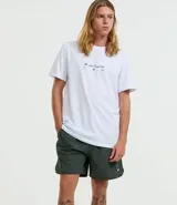 Bermuda masculina de tejido tecnológico en color verde oscuro, con diseño liso, cintura elástica con cordón interno de ajuste, bolsillos laterales y ruedo redondeado.