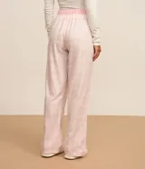 Pantalón de pijama largo de franela a cuadros rosas y blancos, con cintura elastizada y lazo de ajuste.