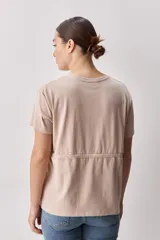 Remera celeste de algodón con cuello redondo, mangas cortas y cordón ajustable en la cintura.